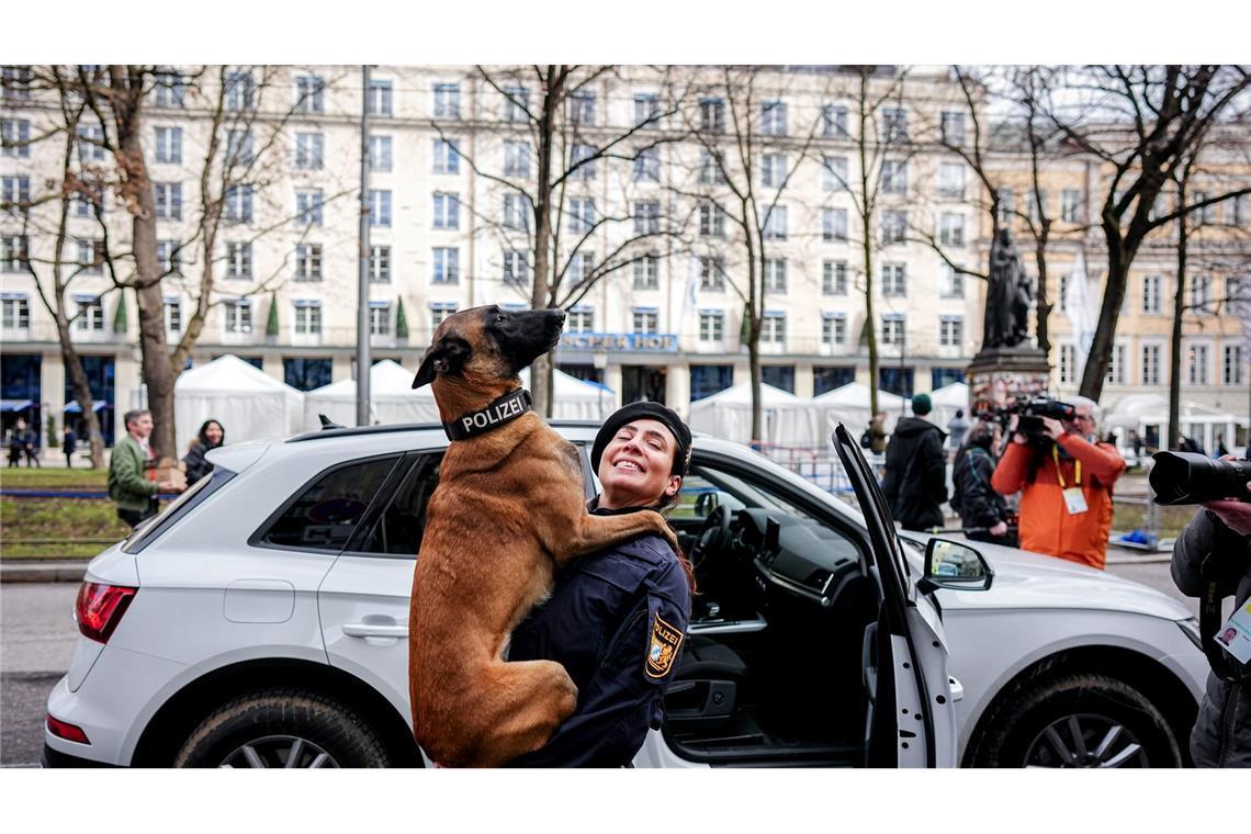 Polizeihund "Luna" wird bei einem Medientermin bei der 62. Münchner Sicherheitskonferenz (MSC) vor dem Hotel Bayrischer Hof fotografiert und gefilmt.