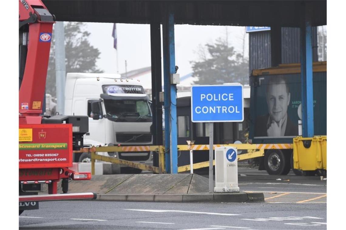 Polizeikontrolle am Hafen von Tilbury, wo der Lastwagen, in dem die Toten gefunden wurden, nach Großbritannien eingereist war. Foto: Stefan Rousseau/PA Wire/dpa