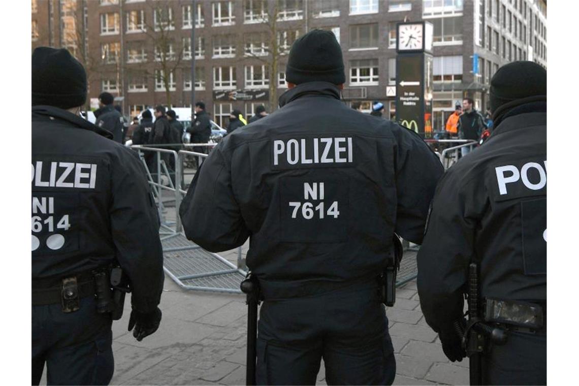 Polizeikräfte beim Einsatz in Bremen. Foto: Carmen Jaspersen