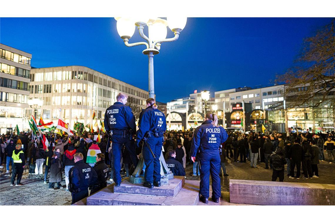 Polizeikräfte sichern eine pro-kurdische Demonstration auf dem Opernplatz in Hannover.