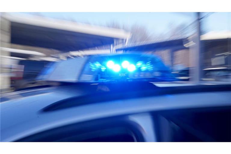 Polizeikräfte sind am Donnerstagabend zur Abschiebehafteinrichtung in Pforzheim ausgerückt. (Symbolfoto)