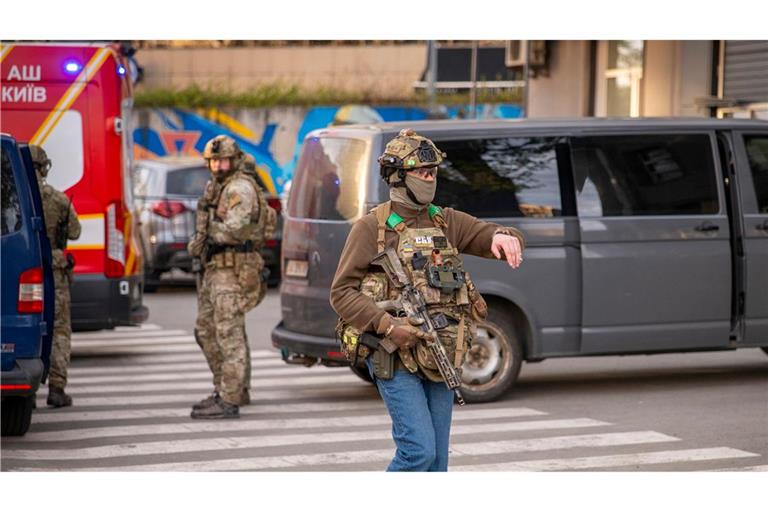 Polizeikräfte sperren zum Schutz von Zivilisten eine Straße in Kiew bei einer Schießerei - allerdings sollen sich Berichten zufolge nicht alle Beamten so professionell verhalten haben.