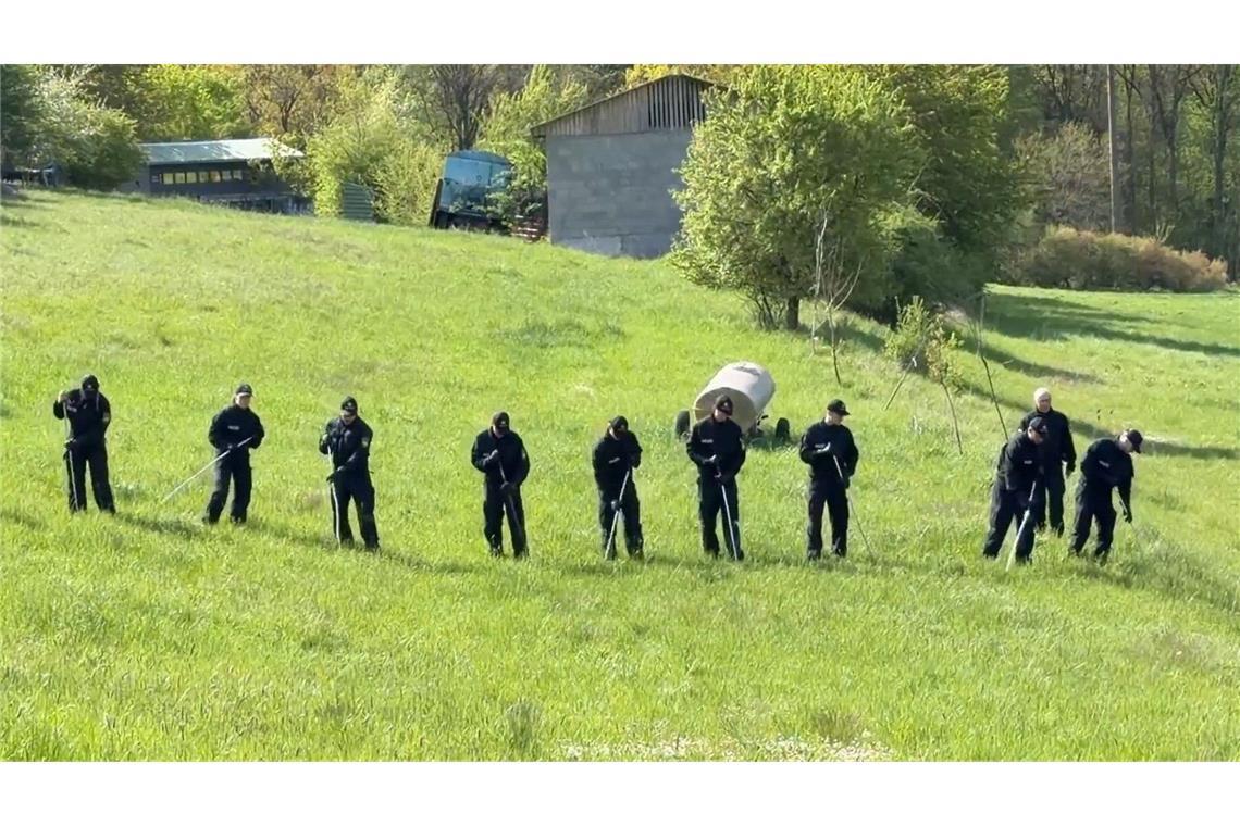 Polizeikräfte suchen ein Gelände  nach Hinweisen zum Verbleib eines 18-Jähriger ab (Archivfoto).