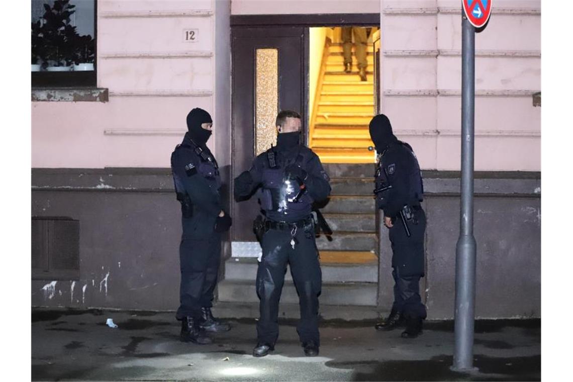 Großrazzia gegen Geldwäsche, Gewalt und Terror Polizeikräfte vor einem Haus in Wuppertal. Foto: Christoph Petersen/dpa