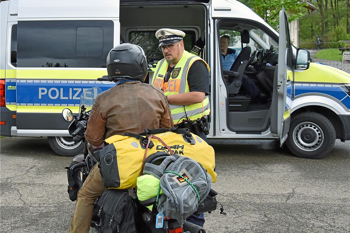 Unerwartete Festnahme bei Motorradkontrolle Polizeioberkommissar Volker Nothdurft bemängelt die Ladungssicherung des Fahrers.