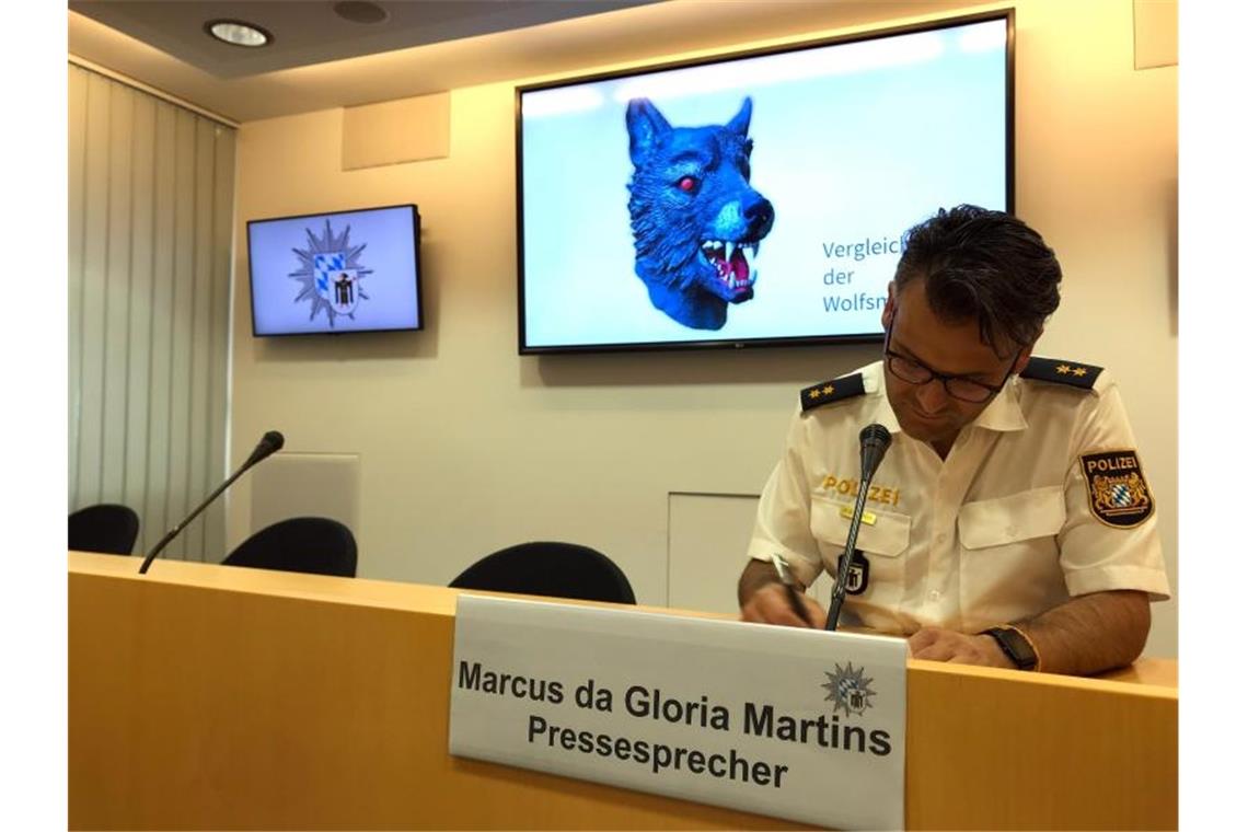 Polizeisprecher Marcus da Gloria Martins zeigt ein Vergleichsbild einer Wolfsmaske. In München hat ein Mann mit Wolfsmaske ein elfjähriges Mädchen vergewaltigt. Foto: Wera Engelhardt