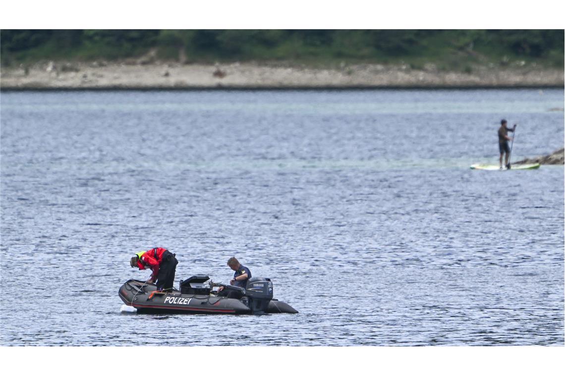 Vater und Sohn tot aus Eibsee geborgen Polizeitaucher hatten tagelang nach den Vermissten gesucht. (Symbolbild)
