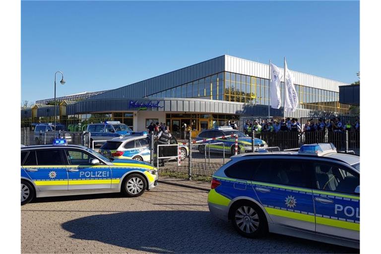 Polizeiwagen am Samstag vor dem Rheinbad in Düsseldorf. Foto: Gerhard Berger