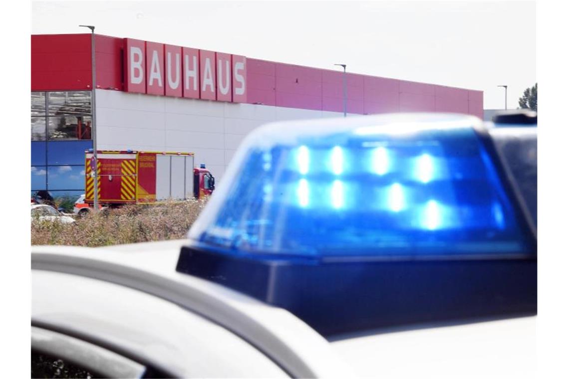 Maskierte sprengen Geldautomaten: 100 000 Euro Schaden Polizeiwagen am Tatort. Foto: Uli Deck/Archivbild