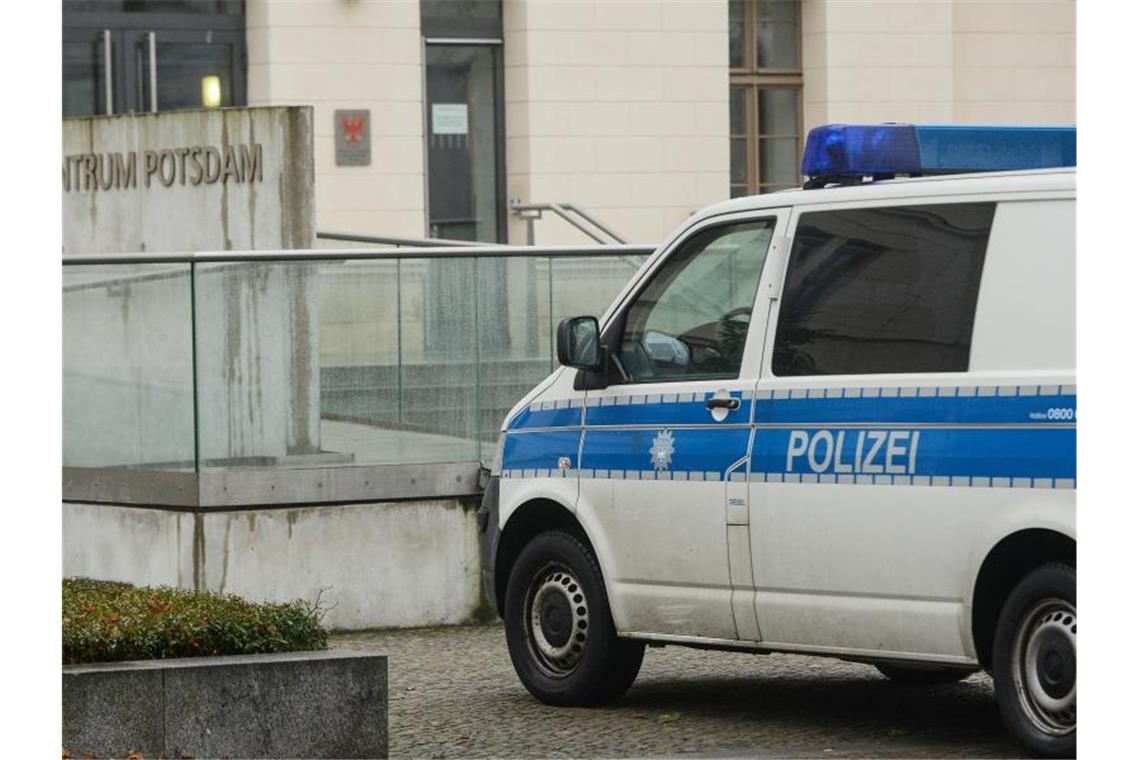 Beschuldigter schweigt zu Missbrauch einer Sechsjährigen Polizeiwagen in Potsdam. Einem 58-Jährigen wird vorgeworfen, eine sechsjähriges Mädchen entführt und sexuell missbraucht zu haben. Foto: Julian Stähle/Archiv
