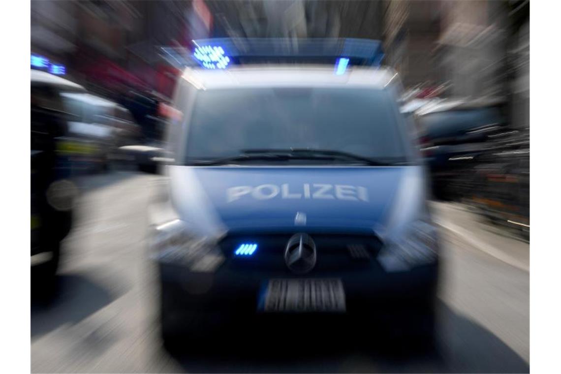 Polizeiwagen mit Blaulicht. Foto: Carsten Rehder/Archivbild