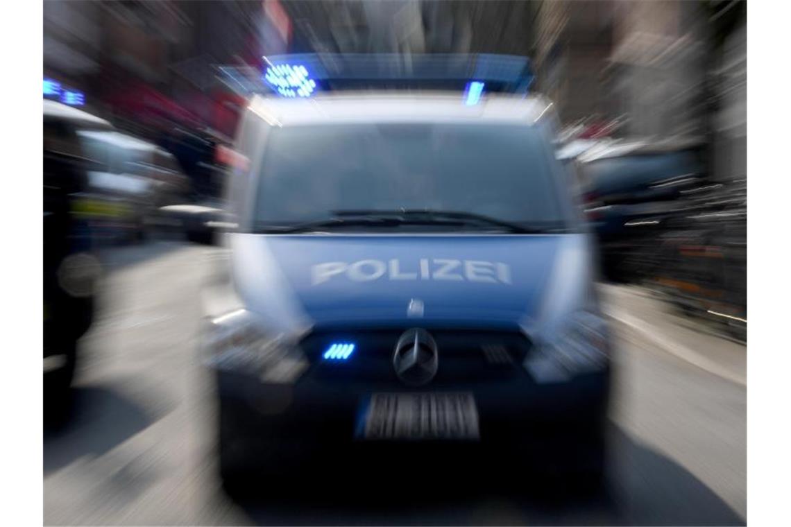 Polizeiwagen mit Blaulicht. Foto: Carsten Rehder/Archivbild