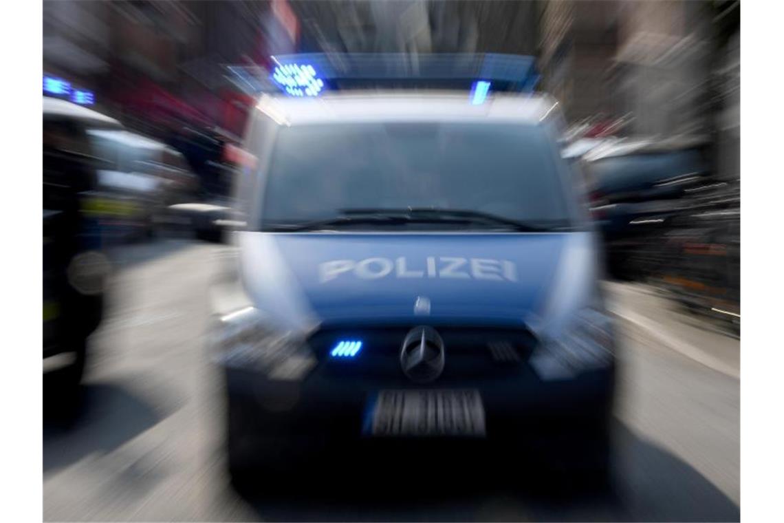 Polizeiwagen mit Blaulicht. Foto: Carsten Rehder/dpa/Symbolbild