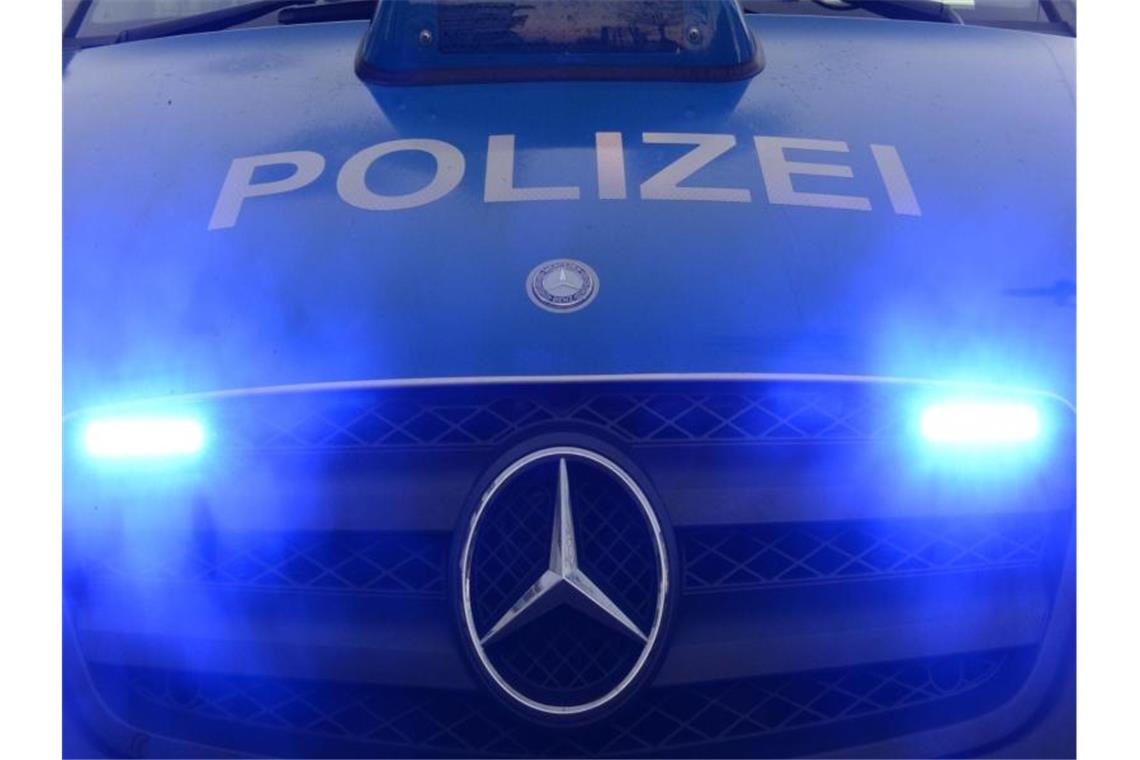 Schaulustige bei Brand verstoßen gegen Corona-Auflagen Polizeiwagen mit Blaulicht. Foto: Patrick Seeger/dpa/Symbolbild