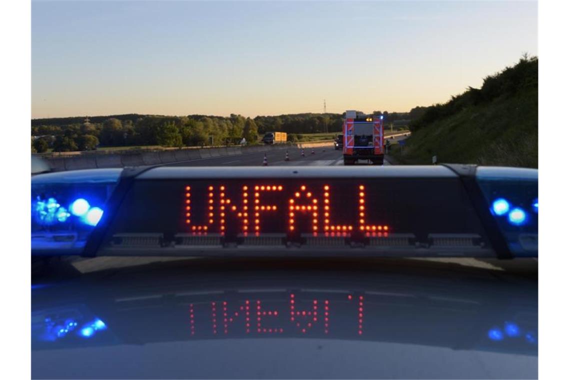 Polizeiwagen mit Blaulicht und Unfallwarnung. Foto: Stefan Puchner/Archivbild
