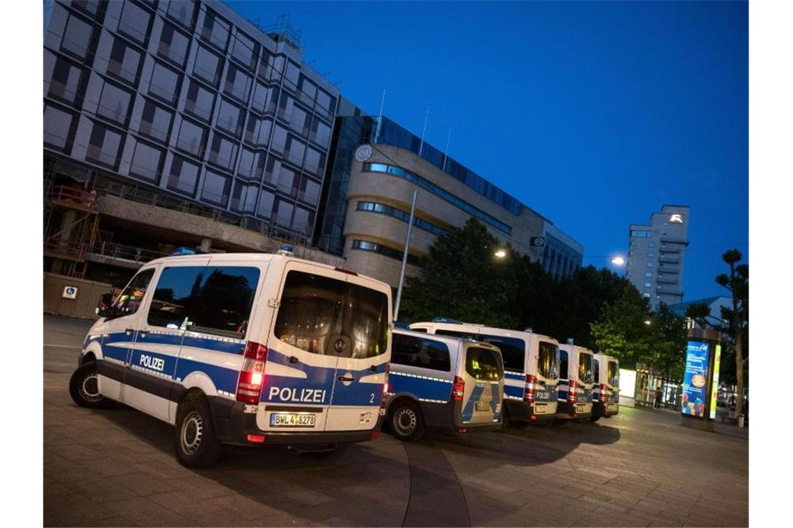Polizeiwagen stehen am Abend nach nächtlichen Ausschreitungen in der Stuttgarter Innenstadt. Foto: Marijan Murat/dpa/Archivbild