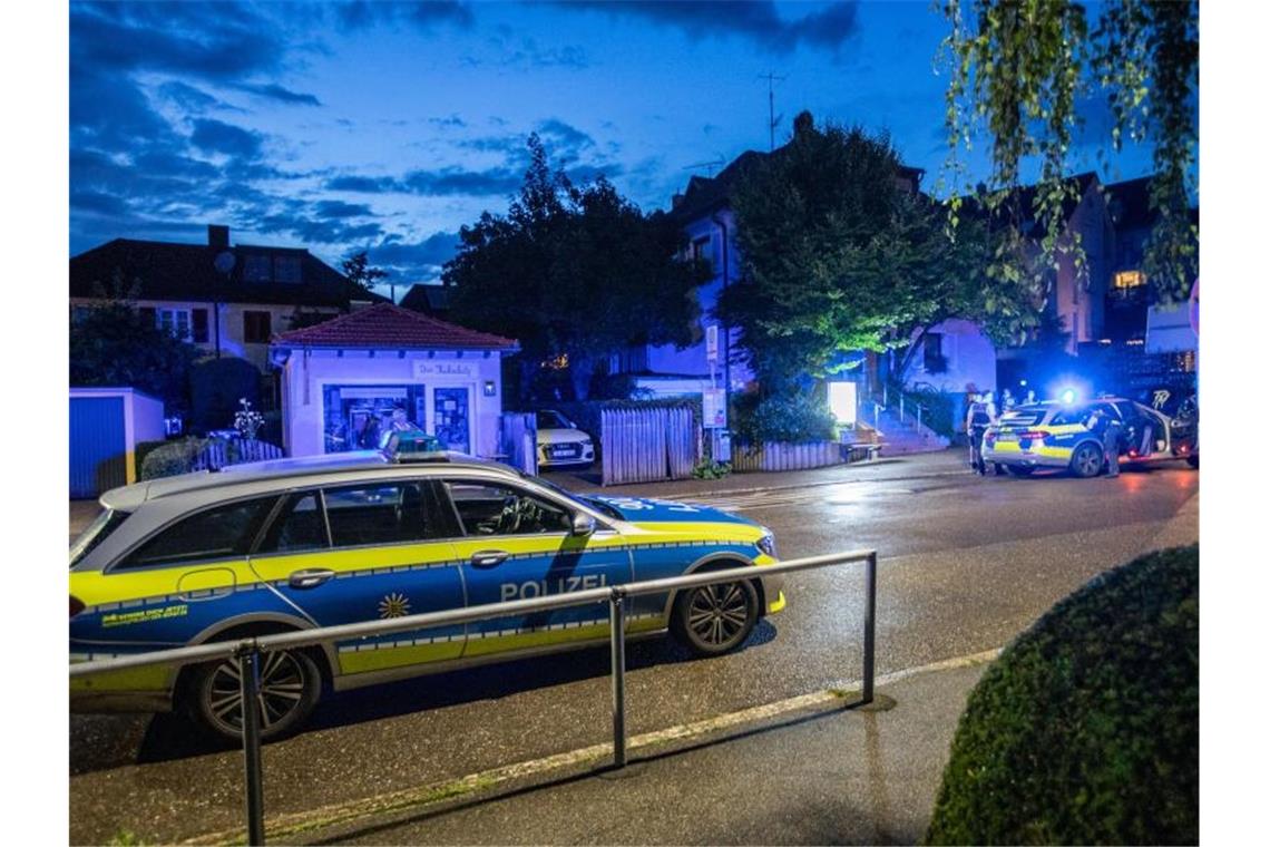 Mann in Esslingen durch Schüsse schwer verletzt Polizeiwagen stehen am Einsatzort. Foto: Simon Adomat/visualmediadesign/dpa