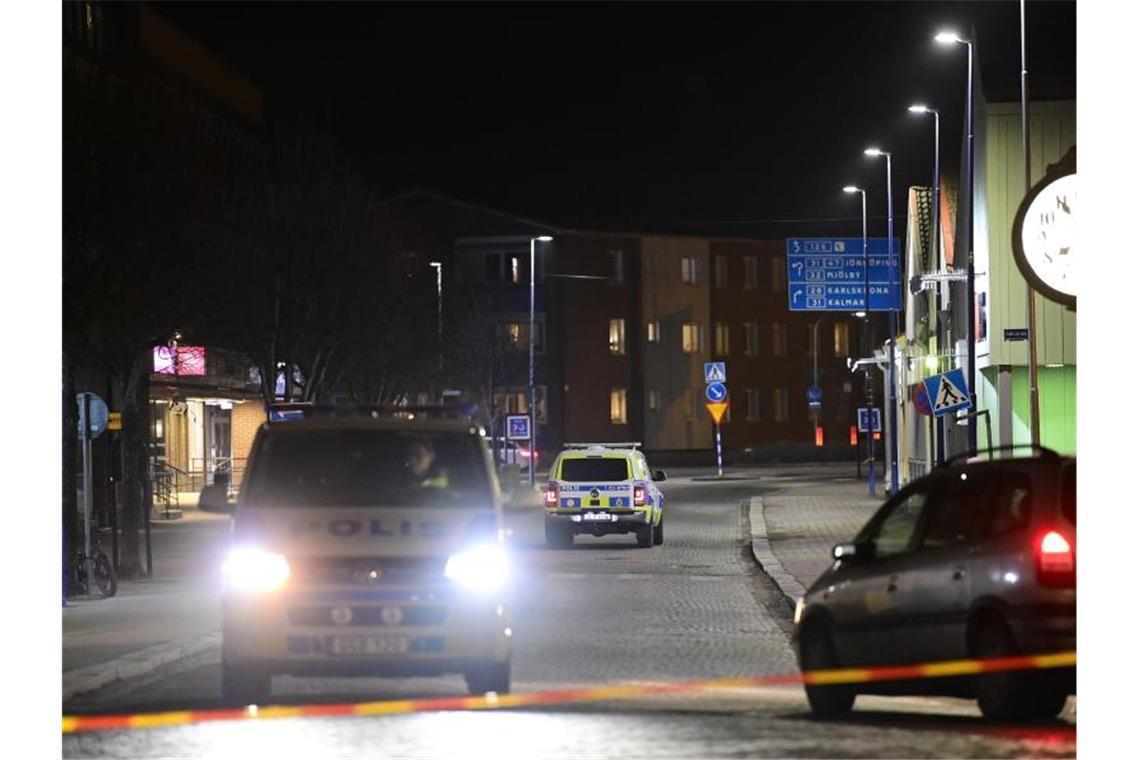 Polizeiwagen stehen in der Nähe eines abgesperrten Bereichs nach dem Angriff auf mehrere Menschen in Vetlanda. Foto: Mikael Fritzon/TT NEWS AGENCY/AP/dpa