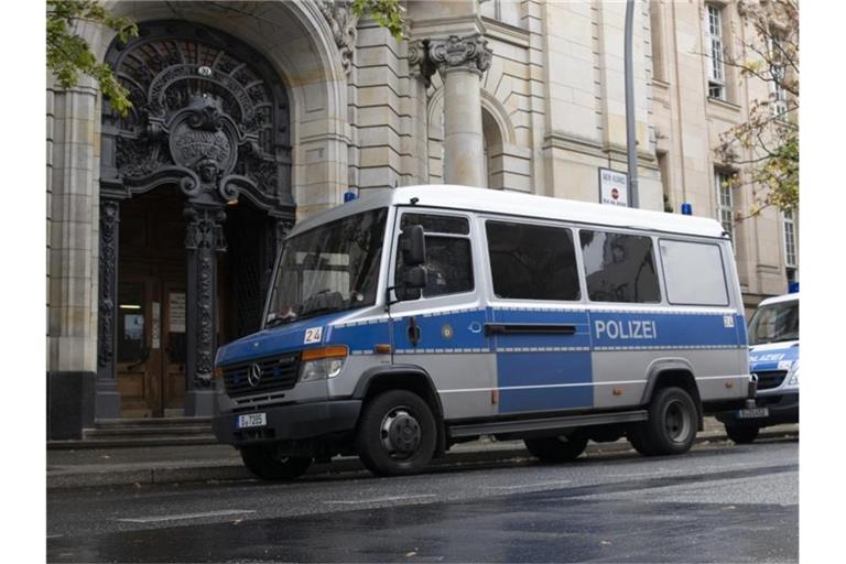 Polizeiwagen vor dem Kriminalgericht in Berlin-Moabit. Foto: Paul Zinken/dpa