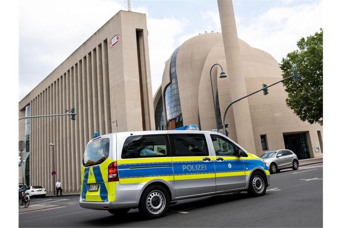 Entwarnung für Kölner Zentralmoschee nach Bombendrohung Polizeiwagen vor der Kölner Zentralmoschee. Foto: Marius Becker