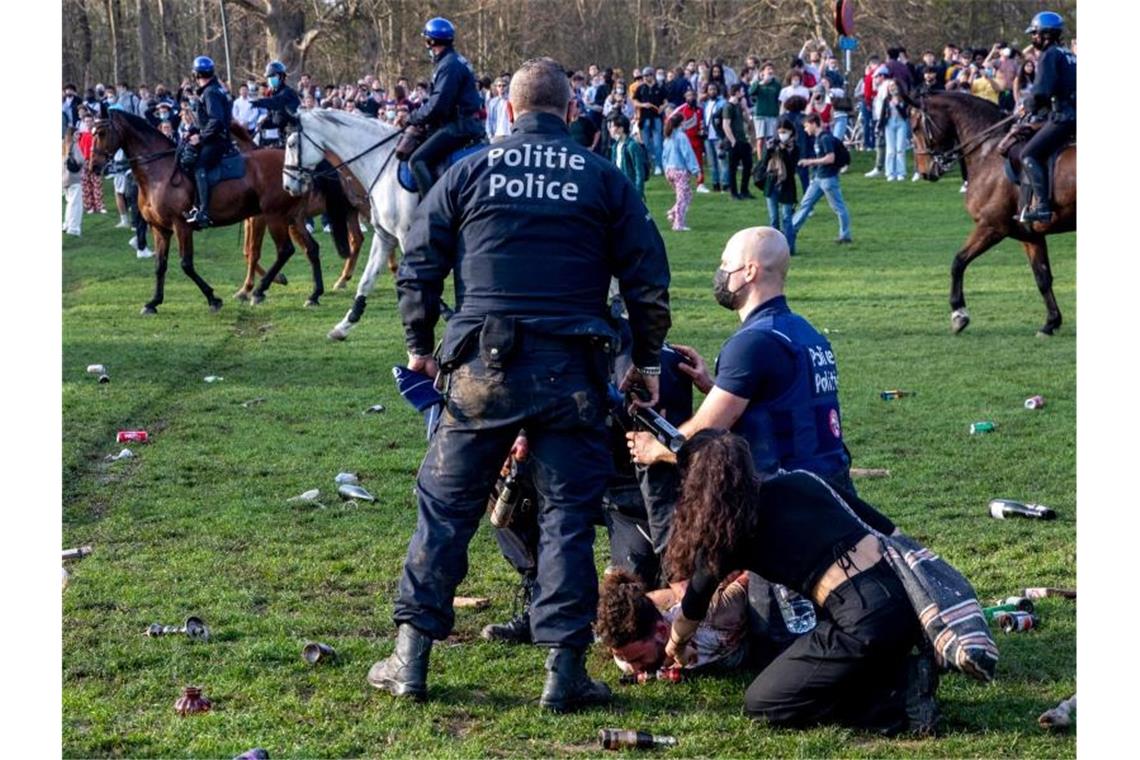 Ausschreitungen bei illegalem Massentreffen in Brüssel Polizist im Einsatz im Park Bois de La Cambre. Die Sicherheitskräfte wurden aus der teils sehr aggressiven Menschenmenge heraus mit Flaschen beworfen. Foto: Hatim Kaghat/BELGA/dpa