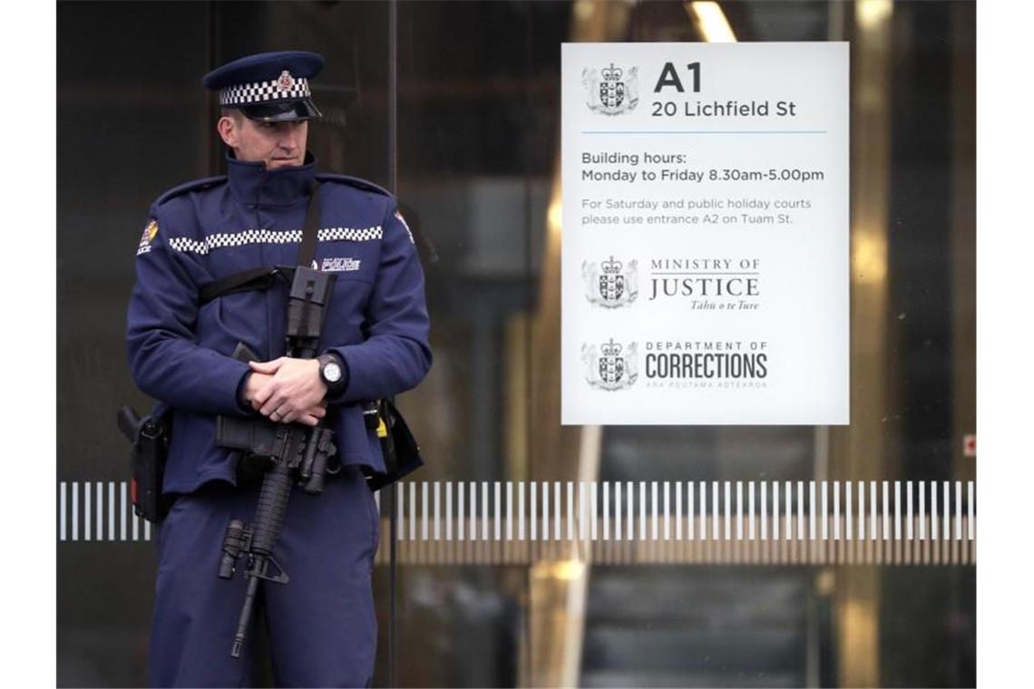 Polizist mit schwerem Geschütz: Rund um das Gericht herrschen höchste Sicherheitsvorkehrungen. Foto: Mark Baker/AP