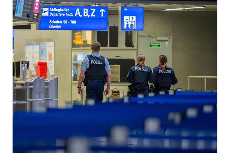 Polizisten am Frankfurter Flughafen. Foto: Andreas Arnold/dpa