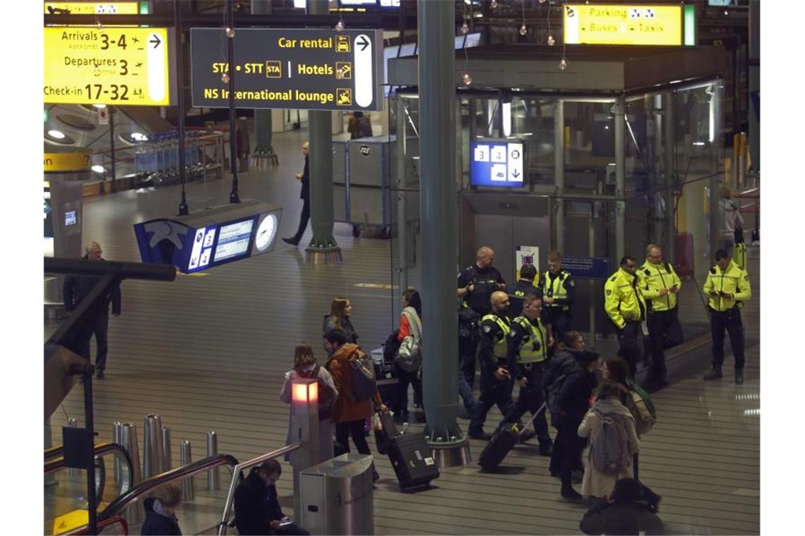 Polizisten am Mittwochabend bei dem Einsatz am Flughafen Schiphol. Foto: Peter Dejong/AP/dpa