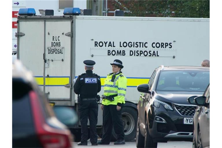 Polizisten am Ort der Explosion vor einer Frauenklinik in Liverpool. Foto: Peter Byrne/PA Wire/dpa