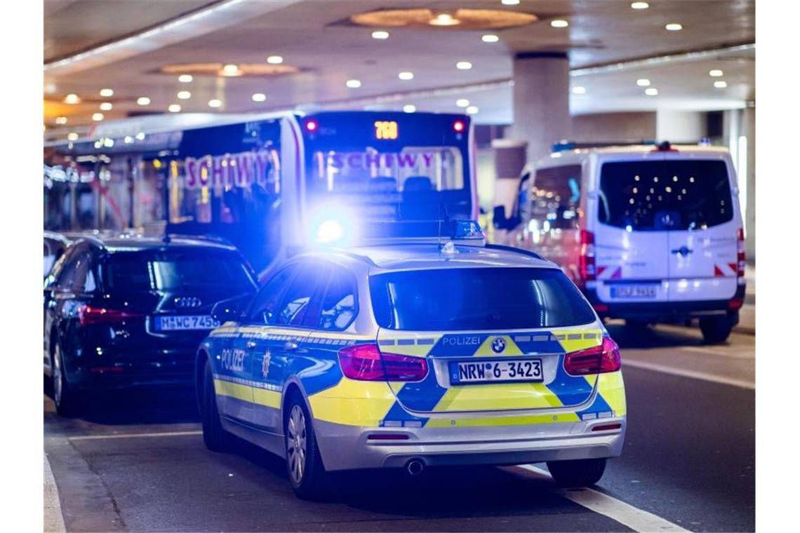 Polizisten am Tatort am Düsseldorfer Flughafen. Foto. Marcel Kusch Foto: Marcel Kusch