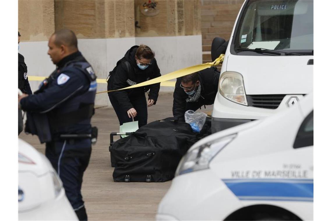 Polizisten mit Messer bedroht: Angreifer von Marseille tot Polizisten am Tatort: In der südfranzösischen Hafenstadt Marseille hat ein Mann Polizisten vor dem Rathaus mit einem Messer bedroht. Der Angreifer ist tot. Foto: Jean-Francois Badias/AP/dpa