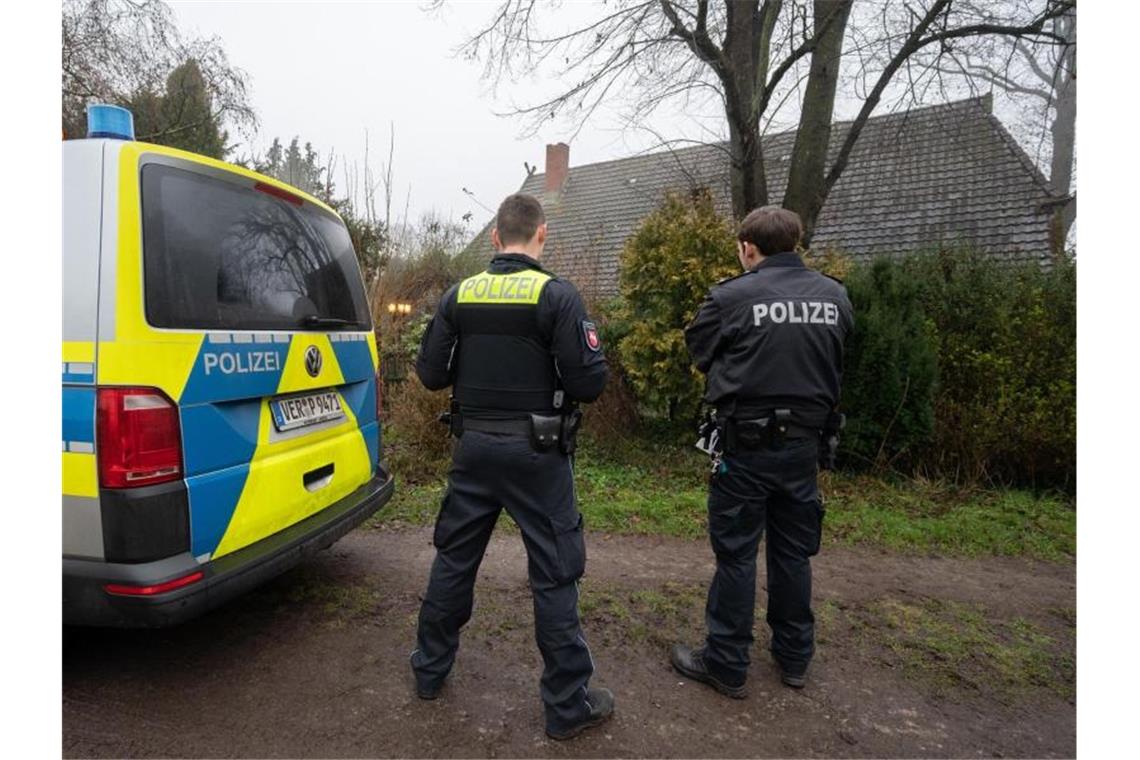 Tatverdächtiger von Fischerhude räumt tödliche Schüsse ein Polizisten am Tatort in Fischerhude. Foto: Julian Stratenschulte/dpa