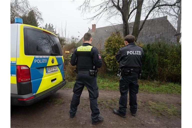 Polizisten am Tatort in Fischerhude. Foto: Julian Stratenschulte/dpa