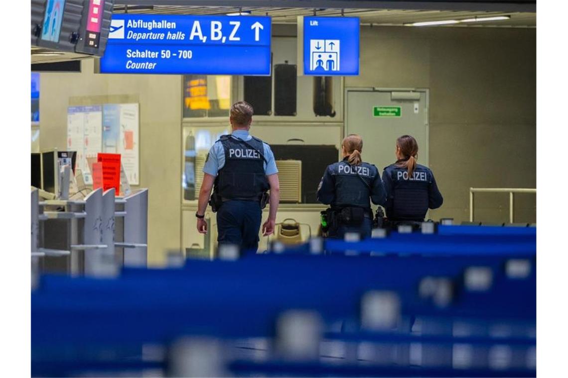 Polizisten am Frankfurter Flughafen. Foto: Andreas Arnold/dpa