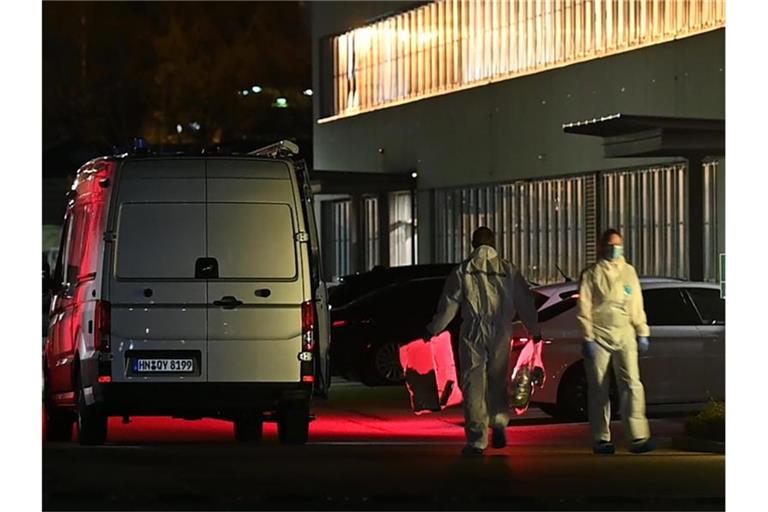 Polizisten an der Lidl-Zentrale in Neckarsulm. Foto: Sebastian Gollnow/dpa