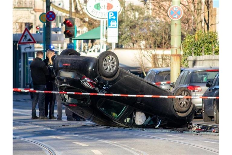 Polizisten an der Unglücksstelle. Es wird weiterhin davon ausgegangen, dass es sich um einen Unfall handelte. Foto: Theodor Popp/Keutz TV-News/dpa