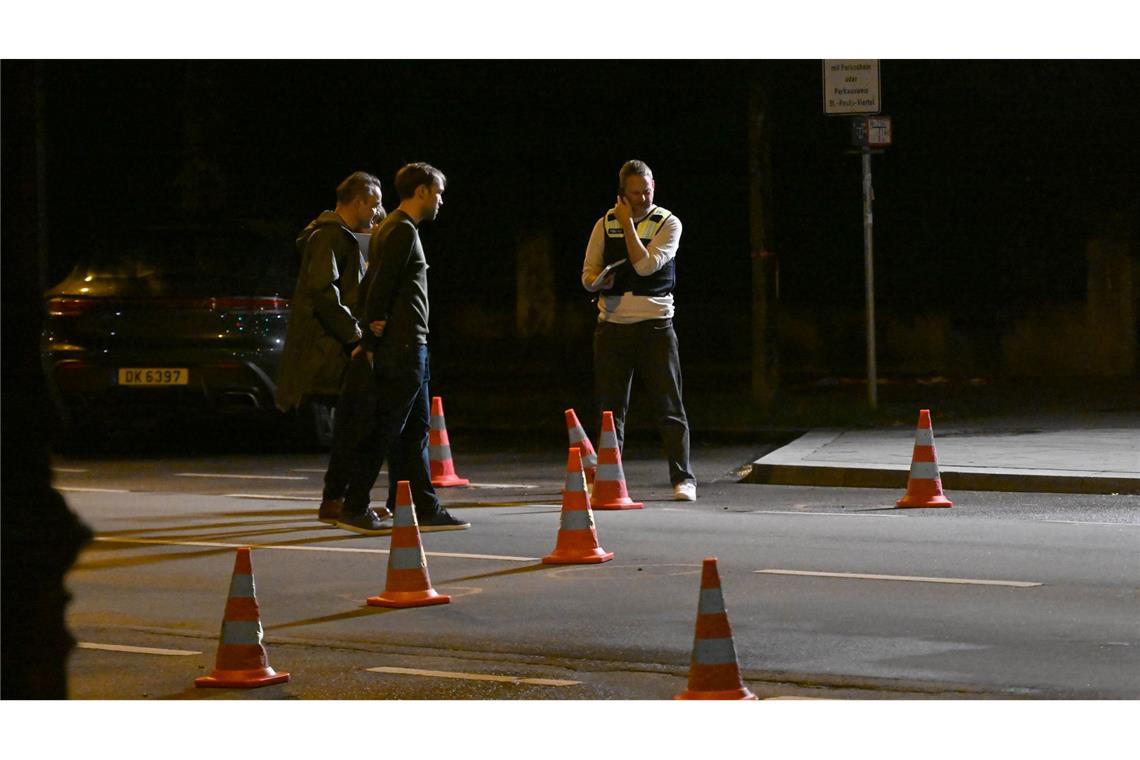 Bilder des Tages Polizisten arbeiten auf der Straße. Nach Messerangriffen auf mehrere Menschen ist an der Theresienwiese in München eine Frau von der Polizei erschossen worden.