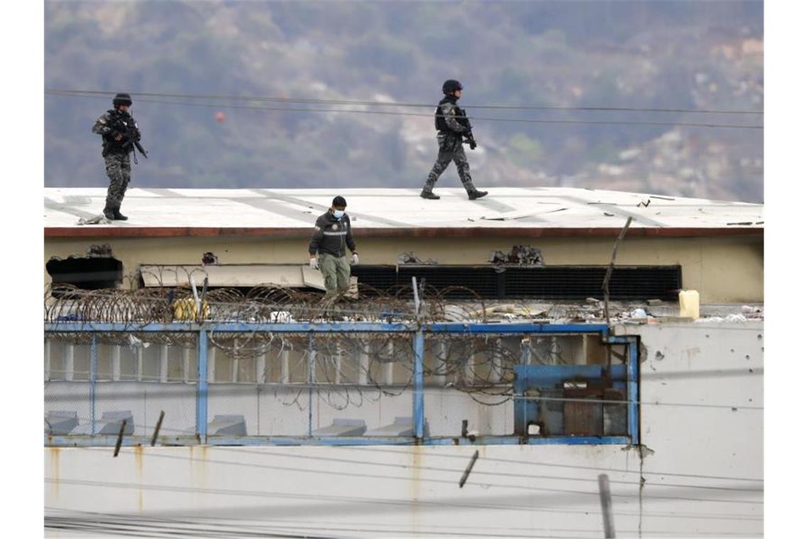 Kämpfe im Gefängnis: Viele Tote in Ecuador Polizisten auf dem Dach des Gefängnisses in Guayaquil. Foto: Jose Sanchez/AP/dpa