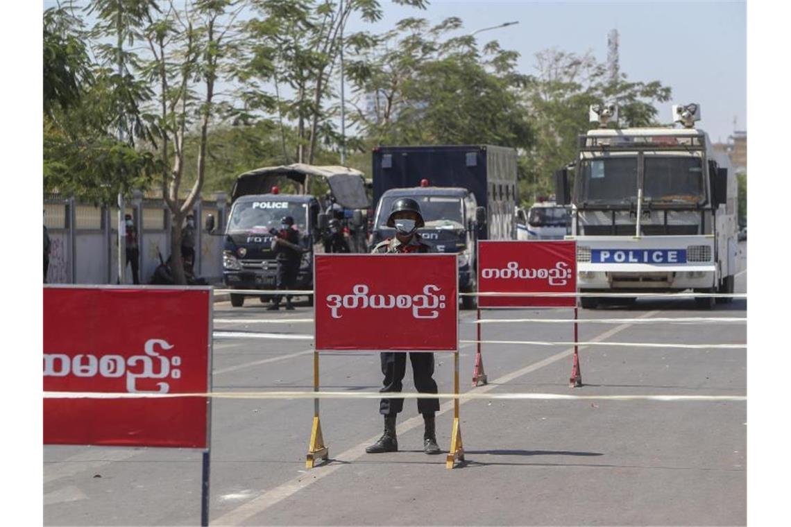 Militär in Myanmar nimmt weitere Politiker fest Polizisten auf einer abgesperrten Straße in Mandalay in Myanmar. Foto: Str/AP/dpa