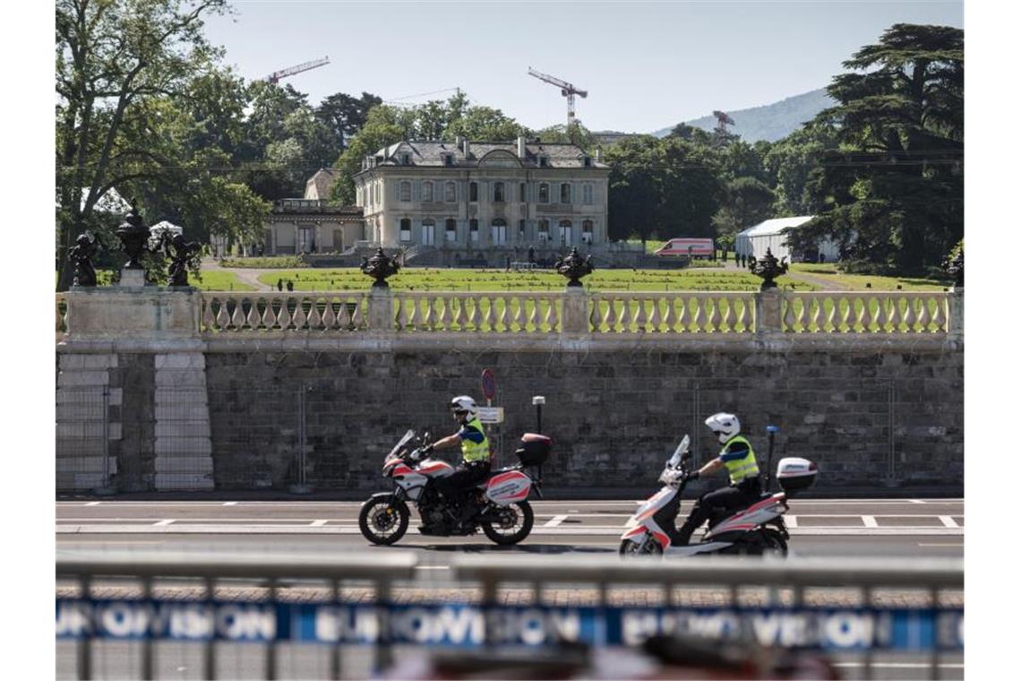 Polizisten auf Motorrädern fahren an der Villa La Grange vorbei, wo sich Biden und Putin treffen. Foto: Leandre Duggan/KEYSTONE/dpa