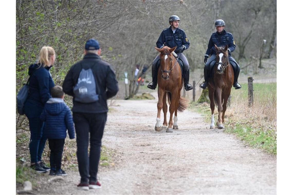 Polizisten auf Pferden reiten über einen Feldweg. Foto: Sebastian Gollnow/dpa/Archivbild