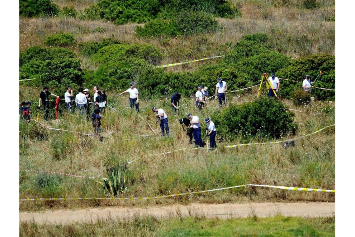 Polizisten aus Großbritannien und aus Portugal durchsuchen das Buschland außerhalb von Praia da Luz im Zuge der Untersuchung im Fall des vermissten britischen Mädchens Madeleine „Maddie“ McCann. (Archivbild). Foto: Nick Ansell/PA Wire/dpa