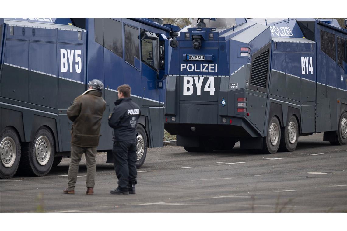 Polizisten aus mehreren Bundesländern sind im Einsatz. Wasserwerfer, Hubschrauber und Drohnen stehen bereit.