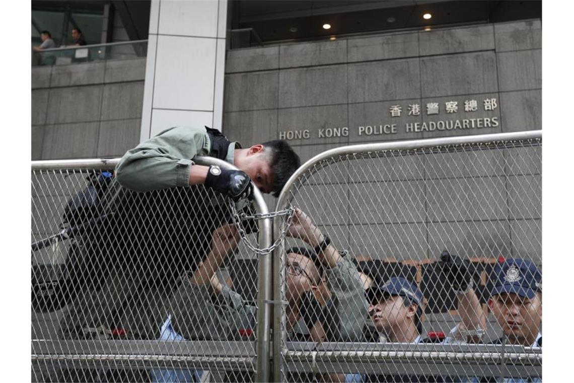 Hunderte Hongkonger protestieren am Airport gegen Regierung Polizisten befestigen Barrikaden vor dem Polizeipräsidium von Hingkong. Foto: Bobby Yip/AP