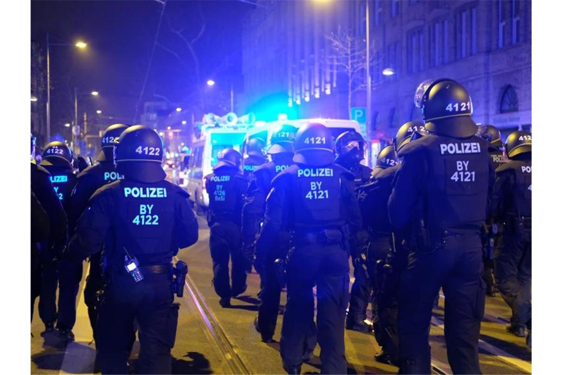 Polizisten begleiten die Demonstration. Foto: Sebastian Willnow/dpa-Zentralbild/dpa