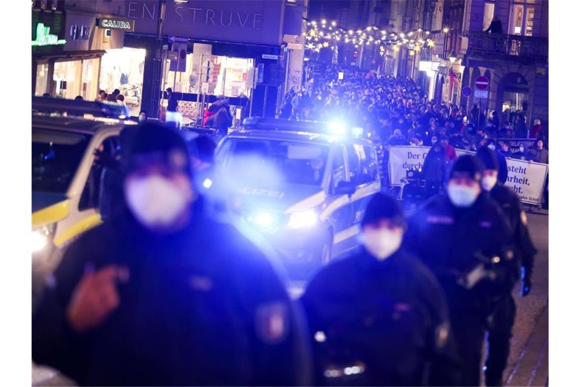 Demonstrationen gegen Corona-Politik in zahlreichen Städten Polizisten begleiten eine Demonstration gegen Corona-Einschränkungen und Impfpflicht in Lübeck. Foto: Christian Charisius/dpa