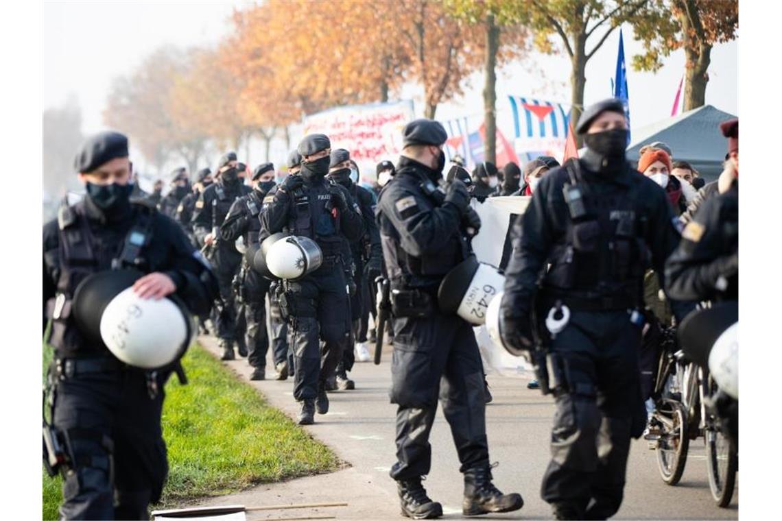 Polizisten begleiten eine Demonstration gegen den Parteitag. Foto: Marcel Kusch/dpa