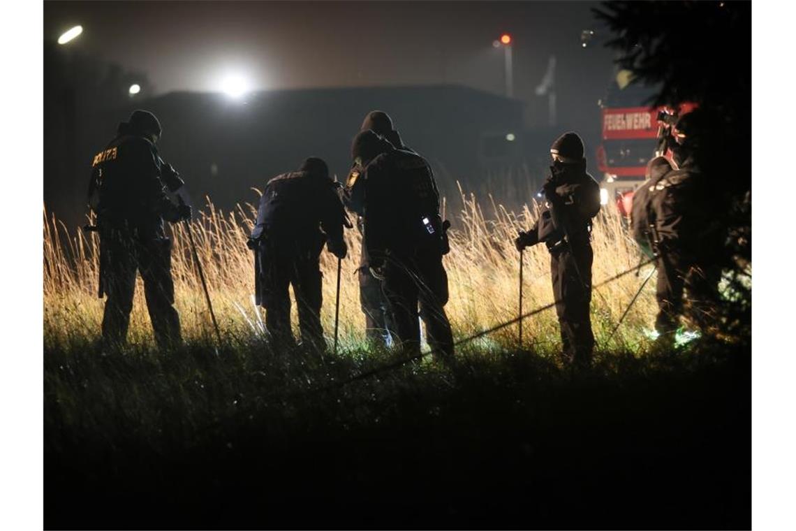 Polizisten bei der Suche nach der 16-Jährigen in einem Waldgebiet. Foto: Karl-Josef Hildenbrand/dpa