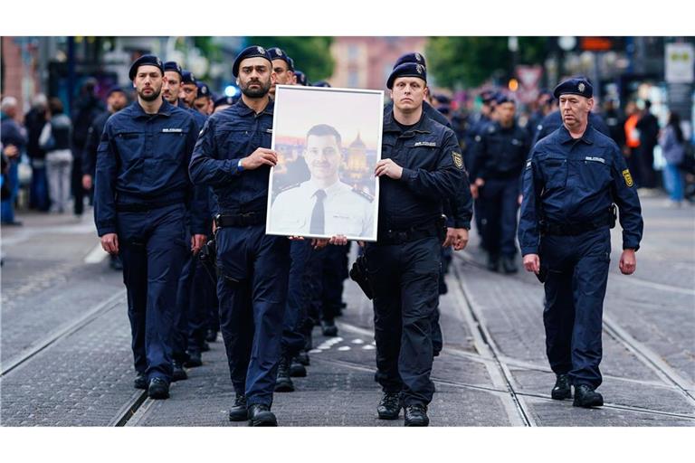 Polizisten bei einem Trauermarsch in Mannheim für ihren getöteten Kollegen Rouven Laur im vergangenen Jahr.