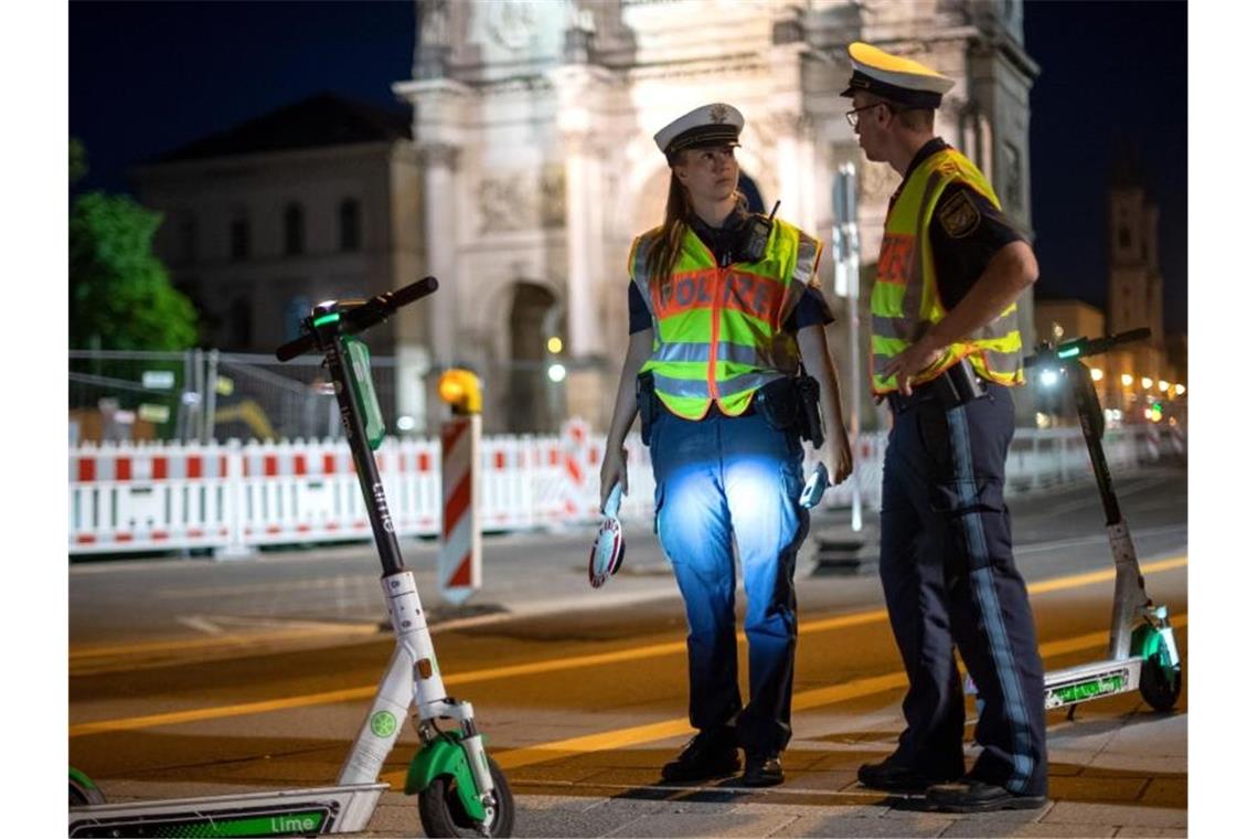 Polizisten bei einer E-Tretroller-Kontrolle in München. Foto: Sina Schuldt